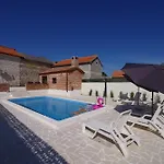 Dora With Heated Pool & Fitness *