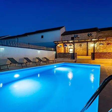 Villa Dora With Heated Pool & Fitness