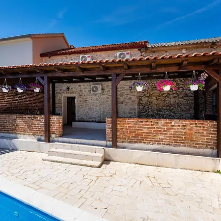 Villa Dora With Heated Pool & Fitness