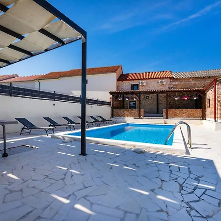Villa Dora With Heated Pool & Fitness *