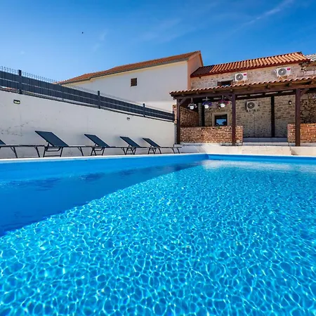 Villa Dora With Heated Pool & Fitness *