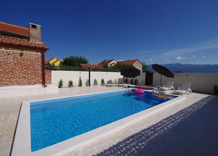 Dora With Private Pool 빌라